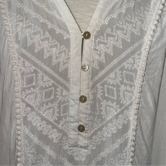 Light Cream Button Sleeve Hi-Lo Blouse w/ Crochet Detail - Picture 4 of 9